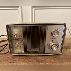 Vintage Magnavox AM Clock Radio Tube MARDI GRAS 1960s Beige For Parts or Repair